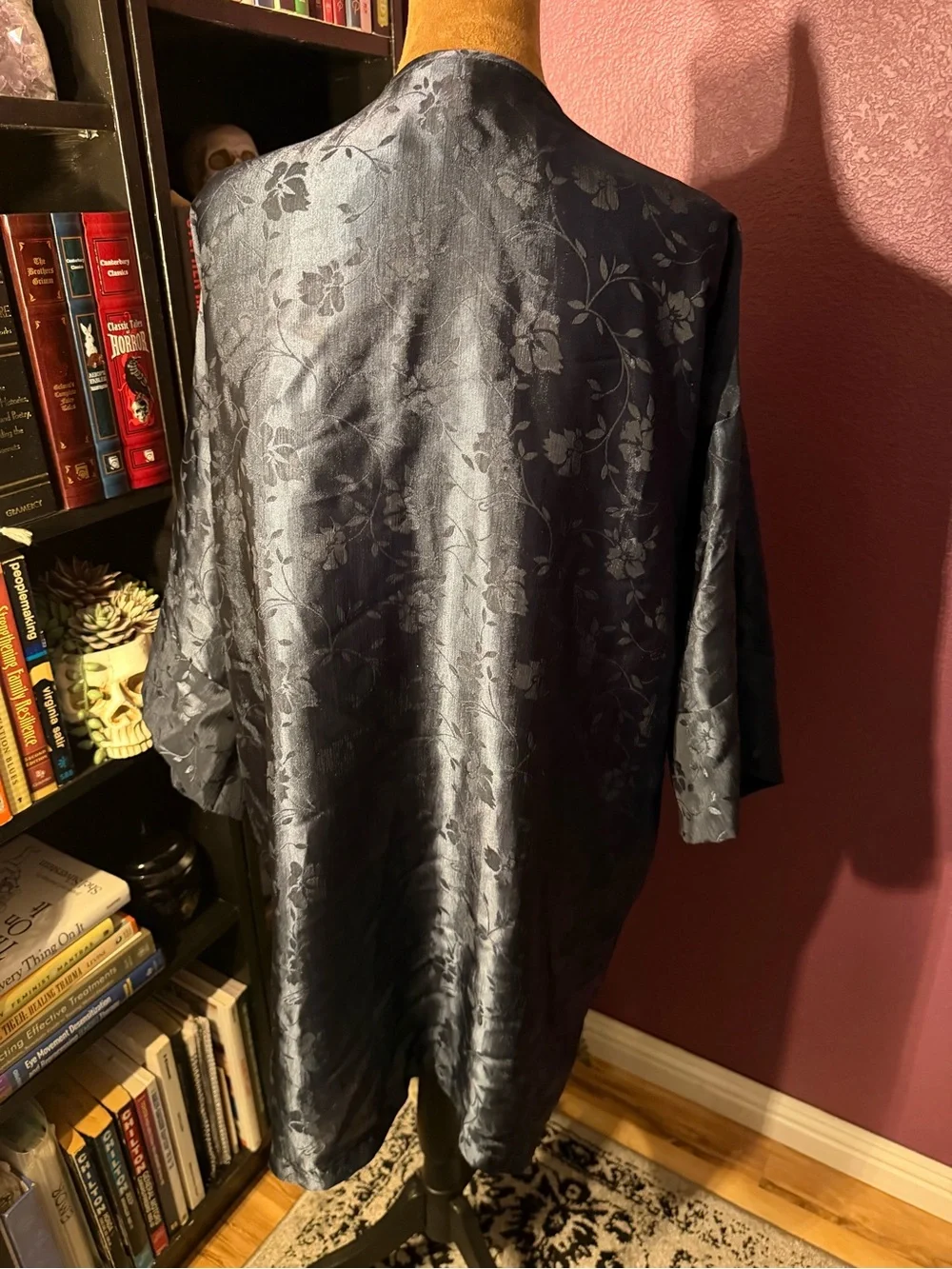 Vtg Women's black brocade Floral Satin-like Robe